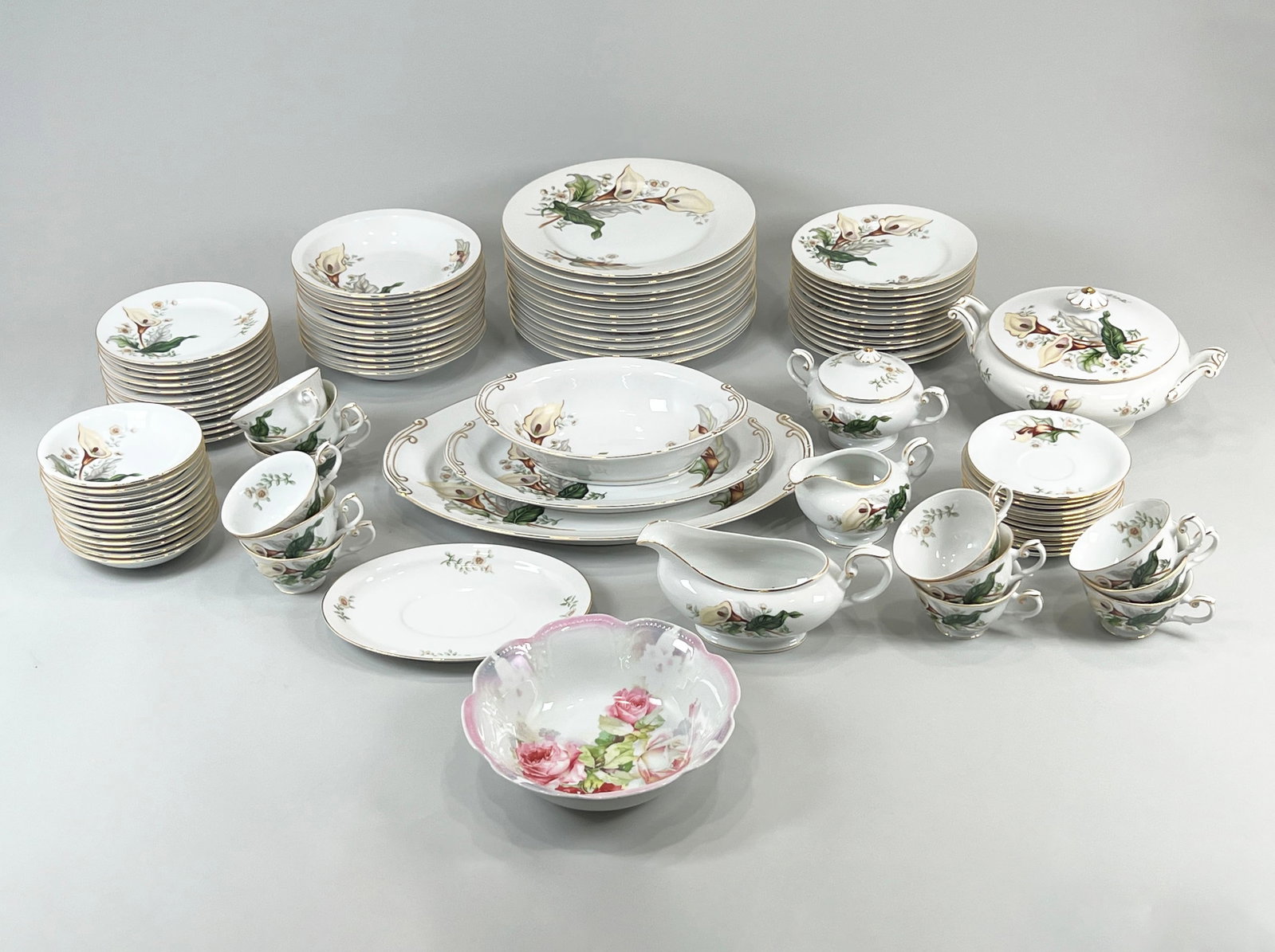 Yamaka China Porcelain Dinnerware Set, Pattern No. 382 (1 of 19)