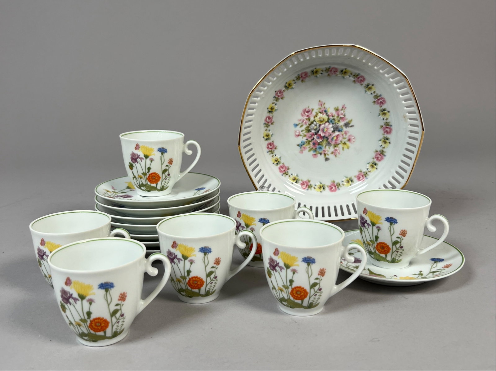Floral China Group: Denby and Schwarzenhammer: A group of floral china plates and cups. Includes eight plates and seven cups from Denby, and one Schwarzenhammer plate. All stamped with maker's marks on the reverse. The weight is 3lb 12oz, and
