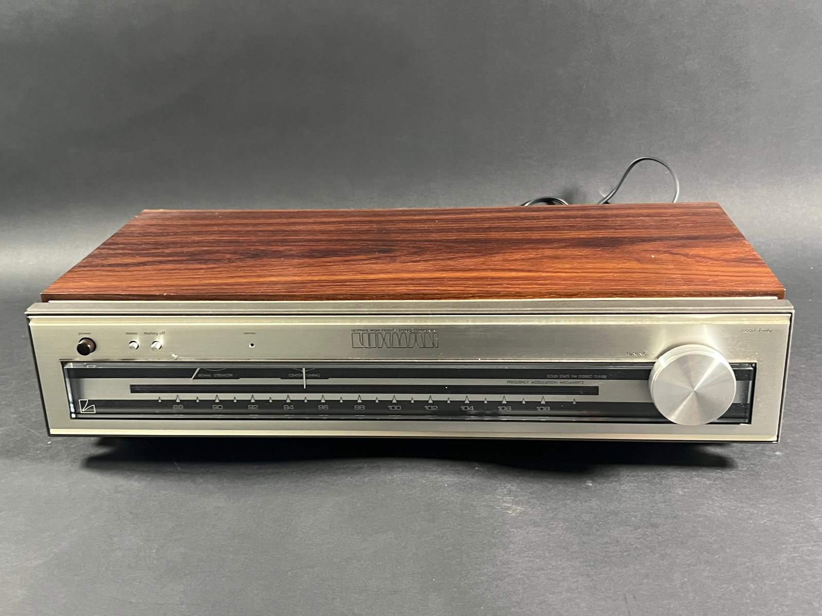 Luxman T-110U Stereo Tuner (1 of 13)
