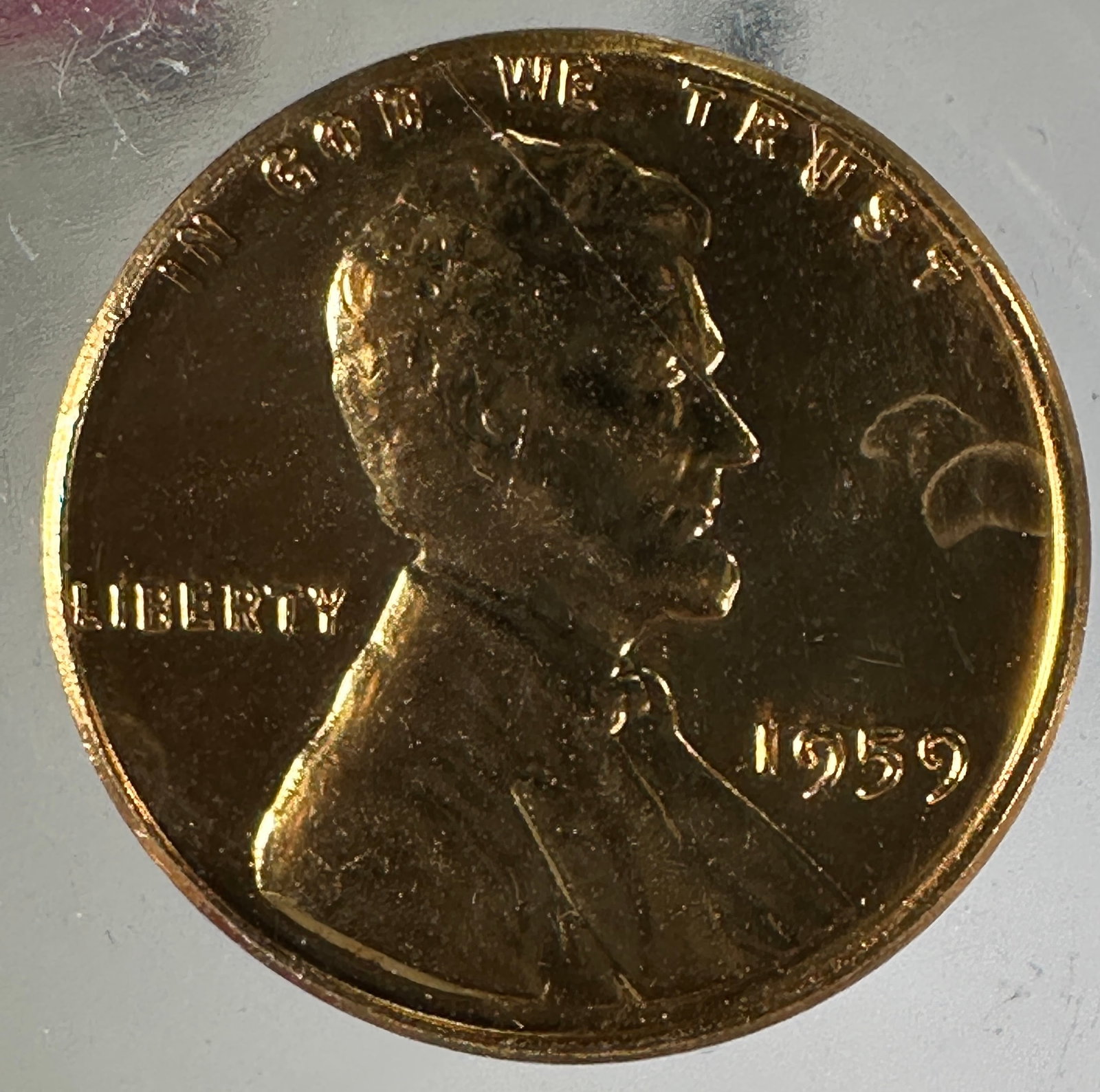 1959 Lincoln Memorial Cent: 1959 Lincoln Memorial Cent. Copper coin featuring Abraham Lincoln on the obverse and the Lincoln Memorial on the reverse.
