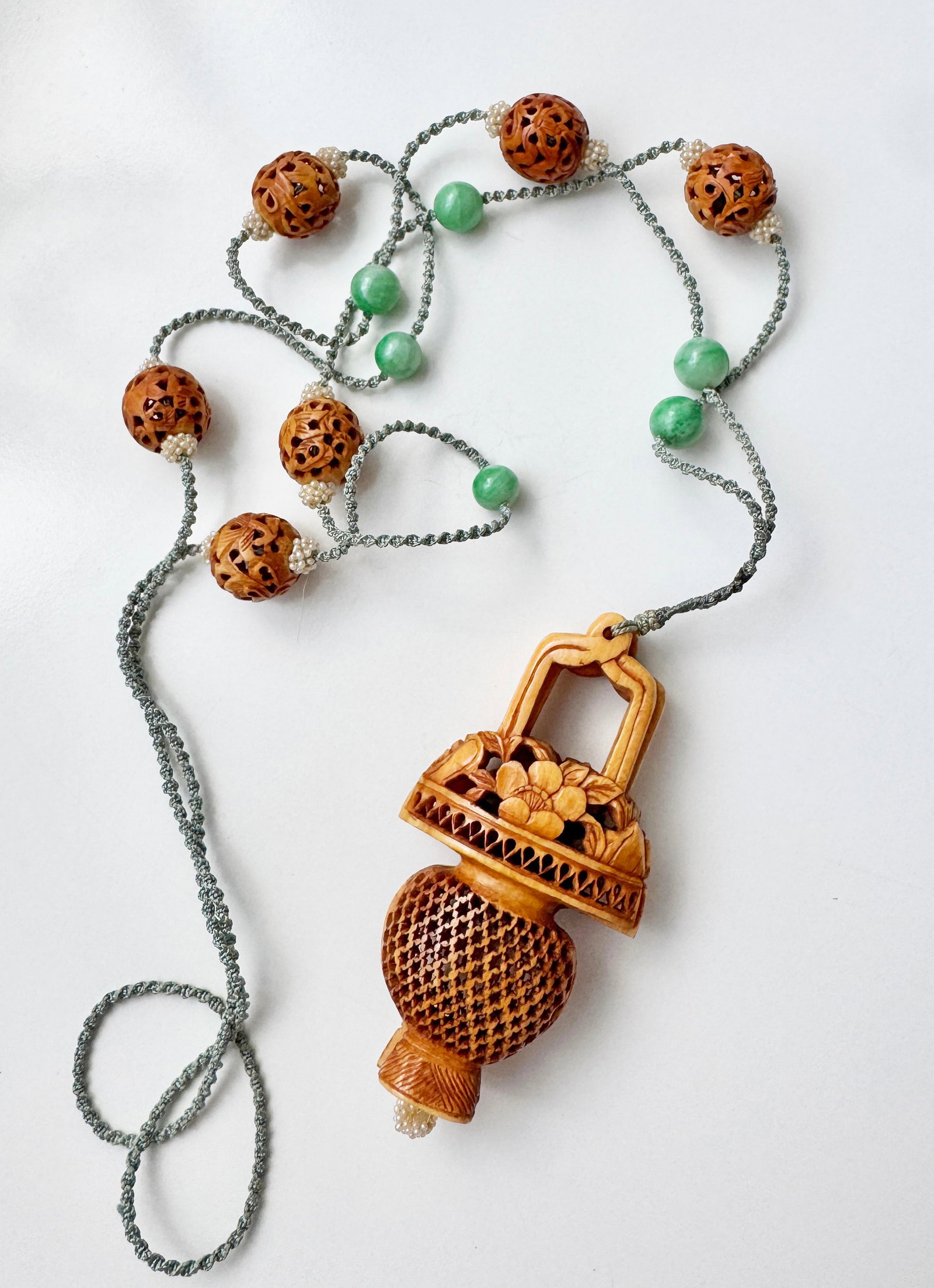Chinese Carved Necklace: 20 grams Pendant 66mm