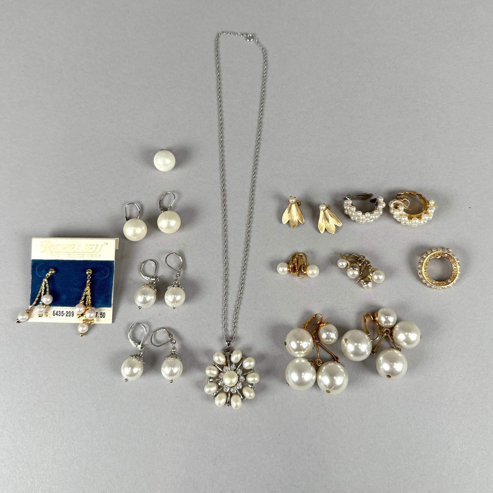 Collection of Pearl and Costume Jewelry: A collection of costume jewelry featuring various pearl pieces, including earrings, and a pendant necklace and more. The total weight of the jewelry is 92 grams. Dimensions: 10'' longest