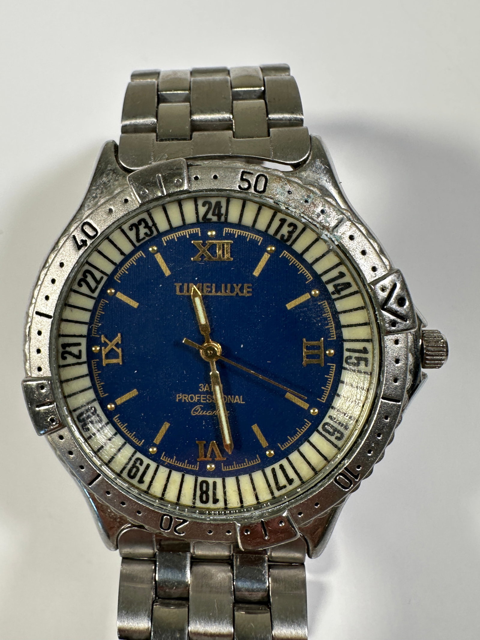 Limeluxe Professional Quartz Wristwatch: Limeluxe Professional Quartz wristwatch with a blue dial and stainless steel bracelet. Roman numeral markers. Not tested for functionality. Weight: 3.2oz. Size: 1.75'' x 3'' approx.&nb