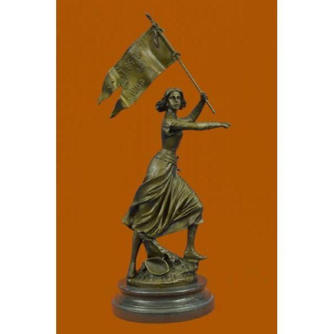 ROMAN CATHOLIC SAINT JOAN OF ARC Standing W/ Flag: CONDITION : THIS SCULPTURE IS IN PERFECT CONDITION. BRONZE DIMENSIONS WITH MARBLE BASE:HEIGHT 18" X WIDTH 8" MARBLE DIMENSIONS: DIAMETER 6" HEIGHT WITHOUT BASE: 17" WEIGHT : 10 LBS