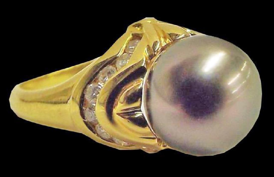 Art Deco 18kt Gold Tahitian Pearl & Diamond Ring: Exquisite Art Deco Tahitian dark grey/ black pearl surrounded by 4dwt ct. diamonds, set in 18kt yellow gold. Size 5.75