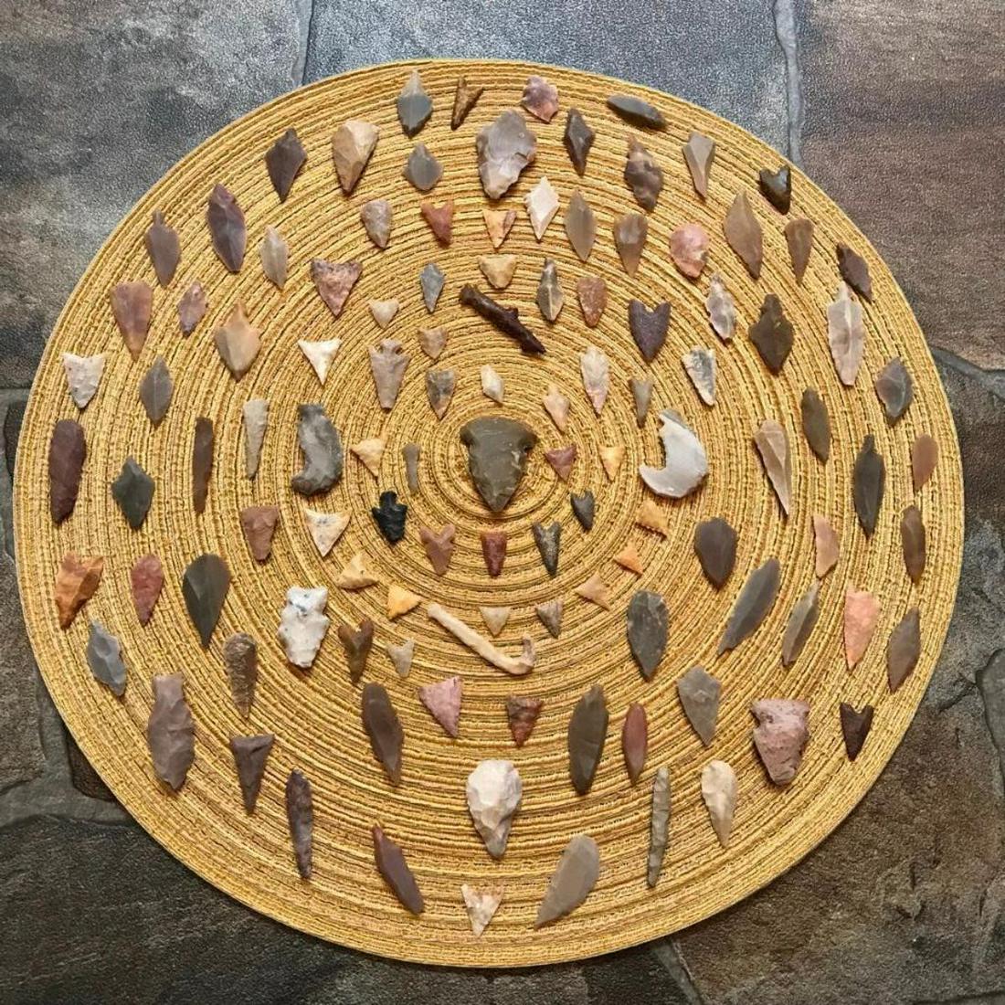 Large Collection Native American Indian Arrowhead: A large collection of over 100 Native American Indian arrowhead points, of unknown age, origin & stone material. Bird points, fishing hooks, Sahara points etc. Sizes ranging from 1/2" - 2".