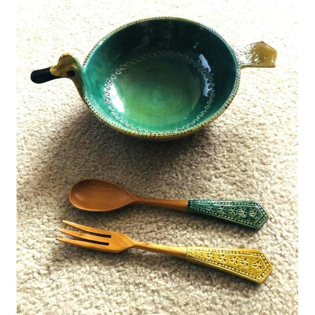 Large Mid Century Modern Ceramic Set, Bitossi Duck: Large Mid Century Modern Bitossi Italian ceramic duck form salad or pasta serving bowl, with wooden & ceramic utensils ( fork & spoon ). Fabulous mid-century coloring. * some small issues as pictured.