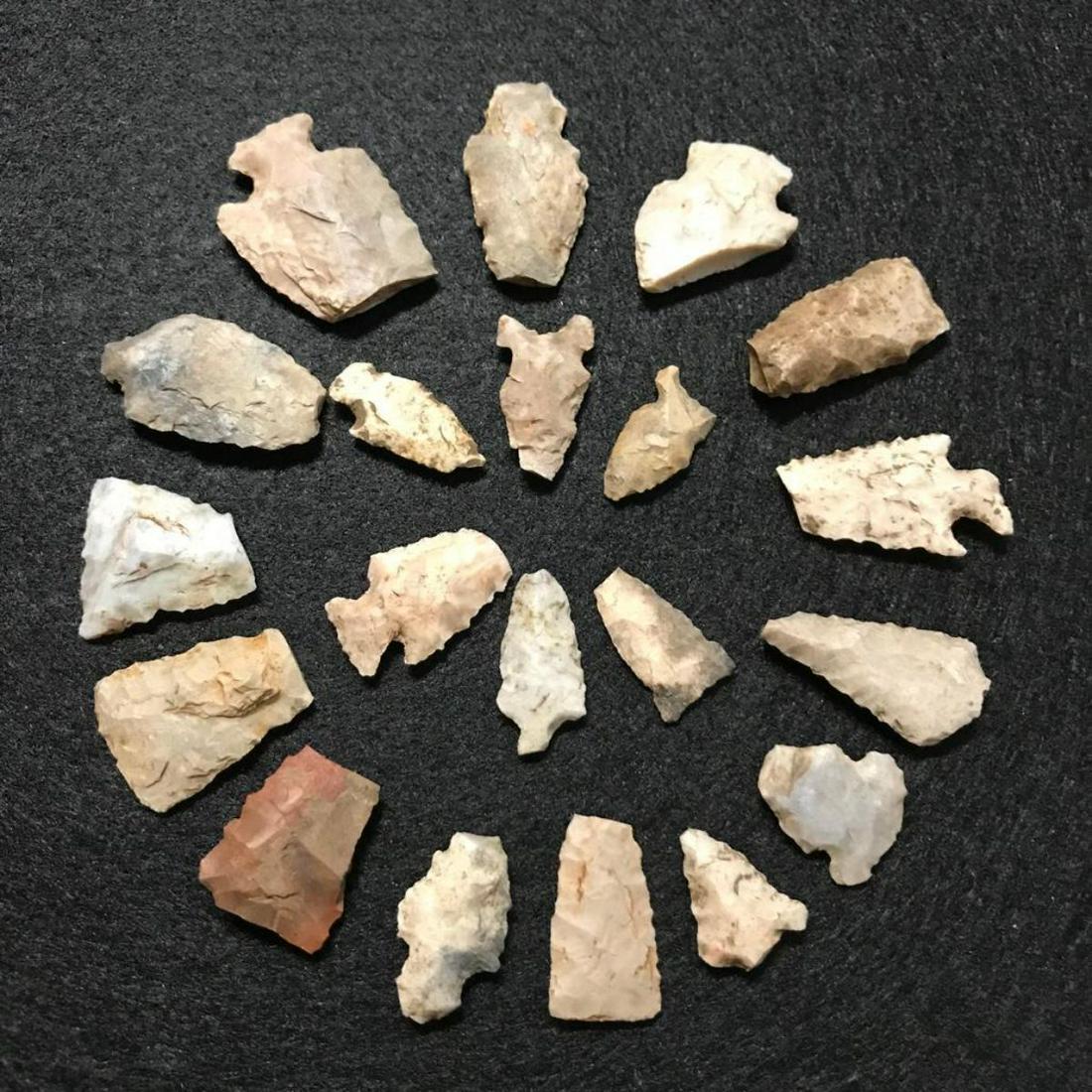 Group of Native American Arrowheads, Artifacts: Group of 20 Native American Indian arrowheads, projectile points, artifacts. Unknown date, region. Several intact, but most with broken tips, as seen in photos. For display or project. 1/2" - 1 1/8" i