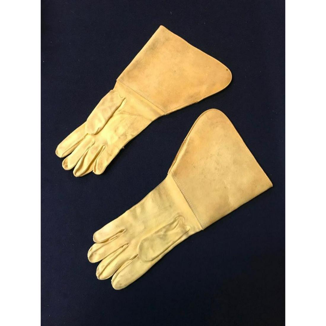 19thc U.S. Indian Wars Cavalry Gauntlet Gloves: Pair of U.S. Cavalry Gauntlet Gloves from the Indian Wars of the late 19th century, circa 1885. Thin, light colored leather, still supple, with modest discoloration. Stamped on the inside with 8 1/2.