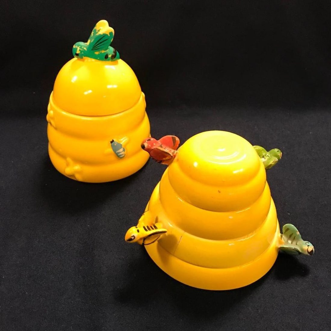 Mid Century Pair Honey Bee Pot, Measuring Cups: Pair of vintage, mid-century honey bee theme kitchen accessories, including a set of Menschik Goldman Japan yellow nesting honey bee hive measuring cups & similar lidded honey pot. Four measuring cups