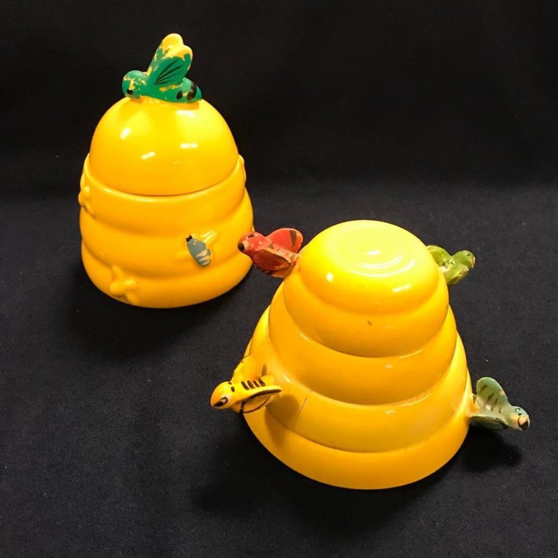 Mid Century Pair Honey Bee Pot, Measuring Cups: Pair of vintage, mid-century honey bee theme kitchen accessories, including a set of Menschik Goldman Japan yellow nesting honey bee hive measuring cups & similar lidded honey pot. Four measuring cups