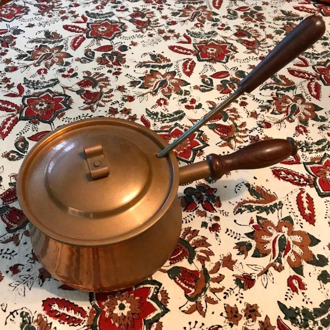 Vintage Copper Cooking Pot: Vintage copper cooking pot, for soup, fondue, etc with angled ladle set. Pot handle made of turned wood, ladle handle also wooden. 5" D pot. 11" L ladle.
