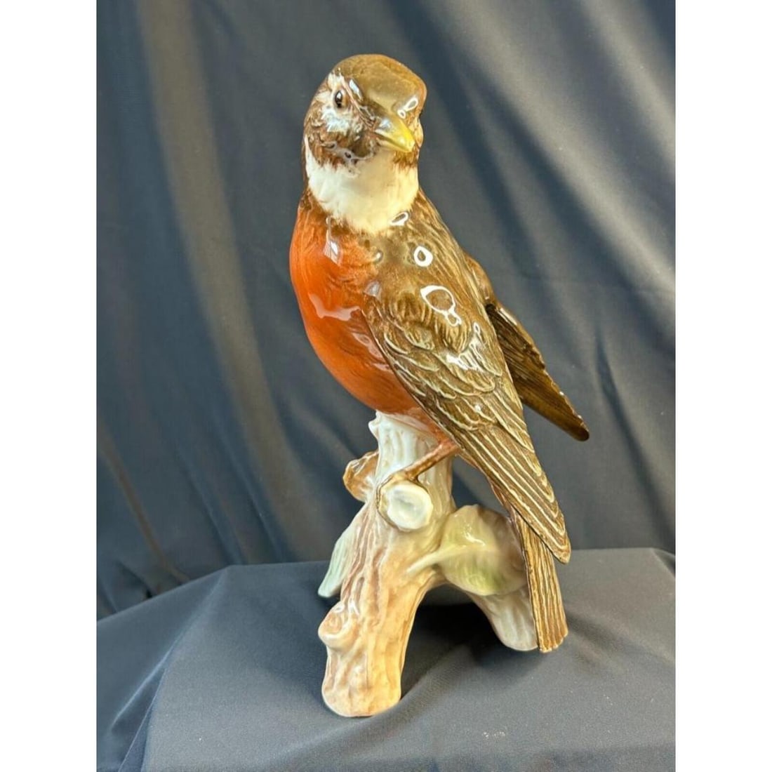 Vintage German Goebel Hummel Robin Bird: Goebel Hummel bird figurine of a robin sitting on a branch. Discontinued, created in 1968, West Germany. 5 1/2" H. * tiny repair to the beak, per photos.