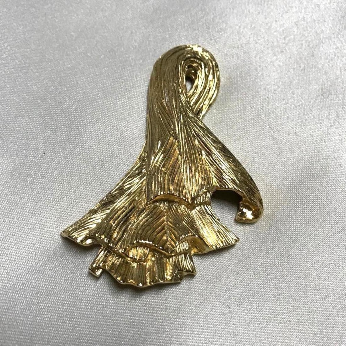 French Designer GIVENCHY Brooch Pin: Gorgeous French designer GIVENCHY Paris gold plated, cascading ribbon, textured brooch pin. Stamped on reverse side with GIVENCHY logo. In excellent condition. 3 1/2" L X 2 1/2" W.