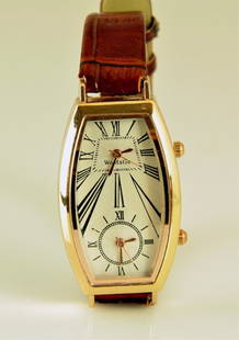 Unisex Wrist Watch With Brown Alligator Skin Band: Unisex Wrist Watch With Alligator Like Skin Brown Band. Watch Has 2 Times Zones. Case Is Gold Colored. Watch Has A Quartz Work.