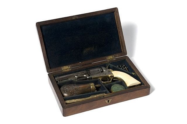 COLT MODEL 1849 POCKET REVOLVER: COLT MODEL 1849 POCKET REVOLVER CAL. 31 Cased (4'') marked ADDRESS SAML COLT NEW YORK CITY. Open frame. Barrel marked COLT five bedrooms PATENT No. 83279. Engraved attack diligence. The set is decorat