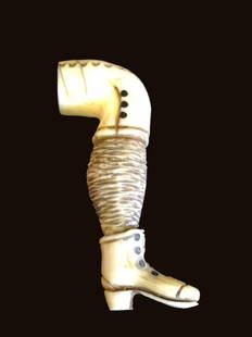 Prisoner of war Pipe Tamper: Prisoner of war pipe tamper In the shape of a ladies leg with boot, an s engraved to the top (size 5cms)