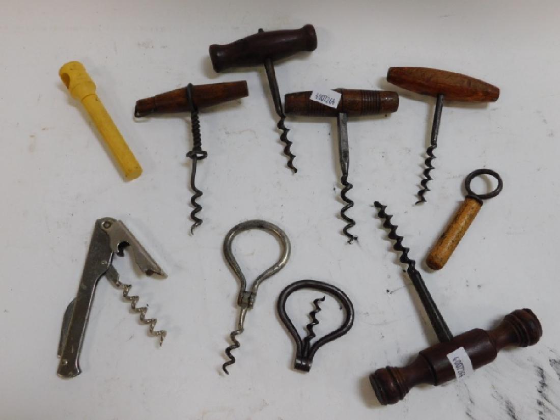 LOT OF CORK SCREWS: ASSORTED SIZES AND STYLES.