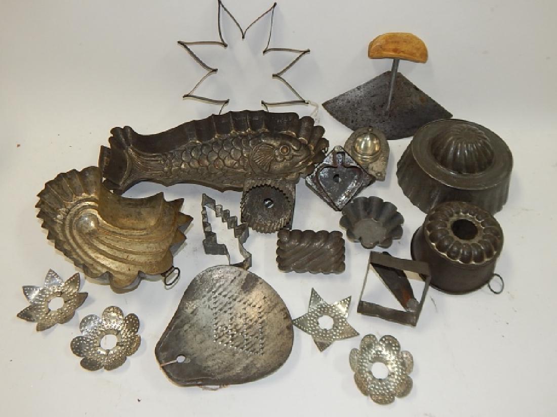 LOT OF COOKIE CUTTERS AND CAKE MOLDS (1 of 5)
