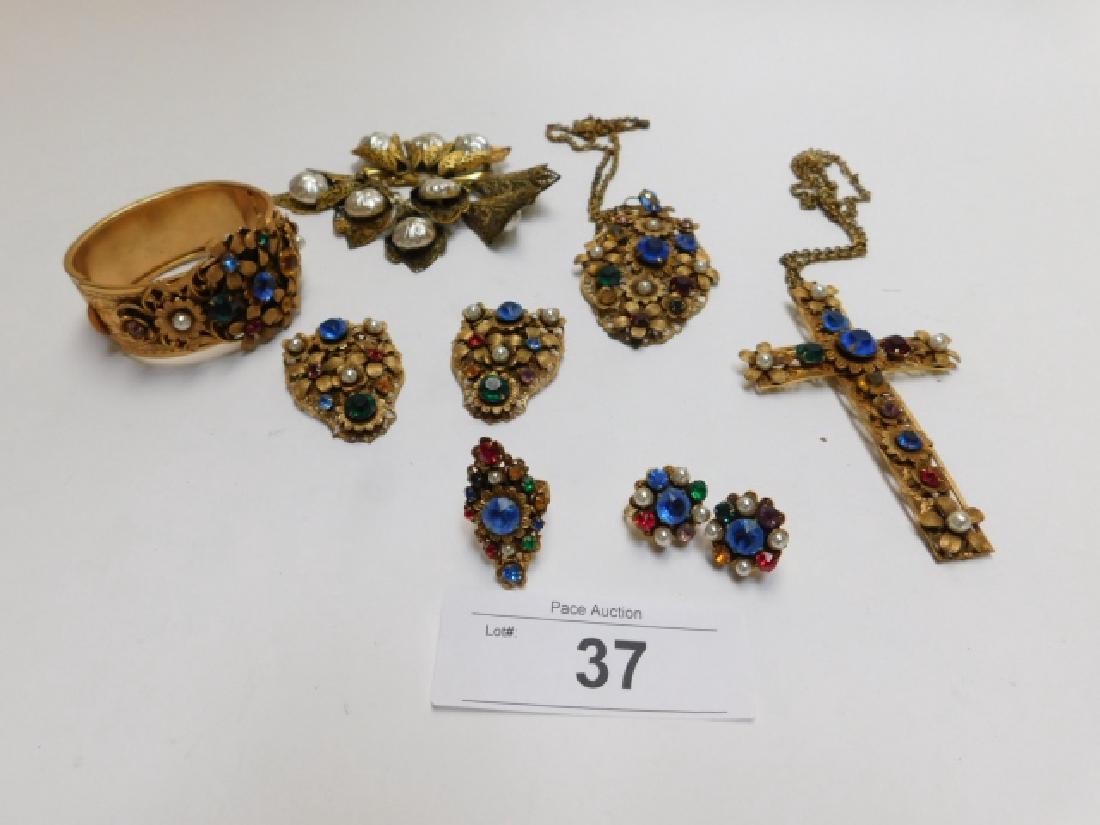 LOT OF VINTAGE COSTUME JEWELRY: CROSS, NECKLACE, BRACELET, EARRINGS, RING, AND MORE