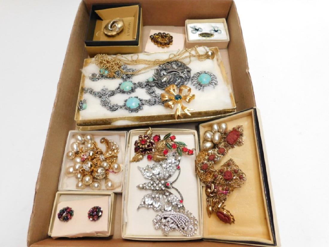 LOT OF VINTAGE COSTUME JEWELRY (1 of 3)