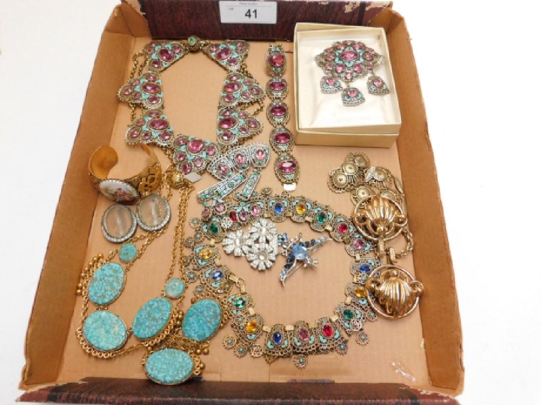 LOT OF VINTAGE COSTUME JEWELRY (1 of 3)