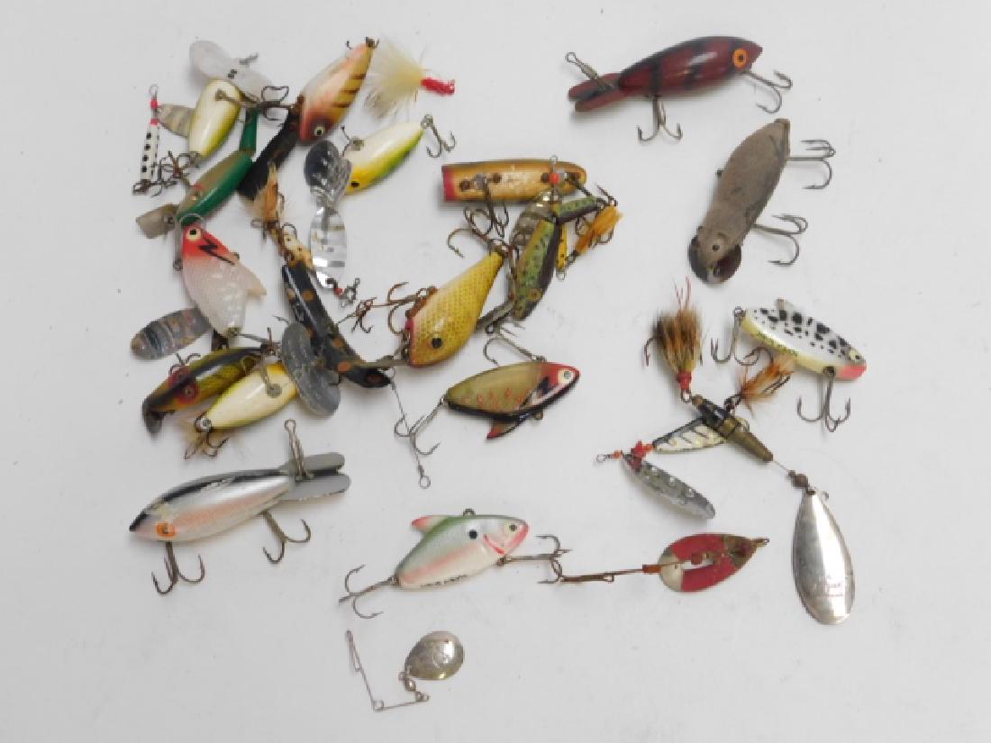 COLLECTION OF FISHING LURES: VINTAGE