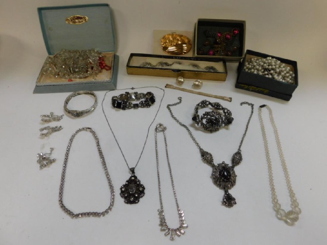 LOT OF COSTUME JEWELRY (1 of 7)