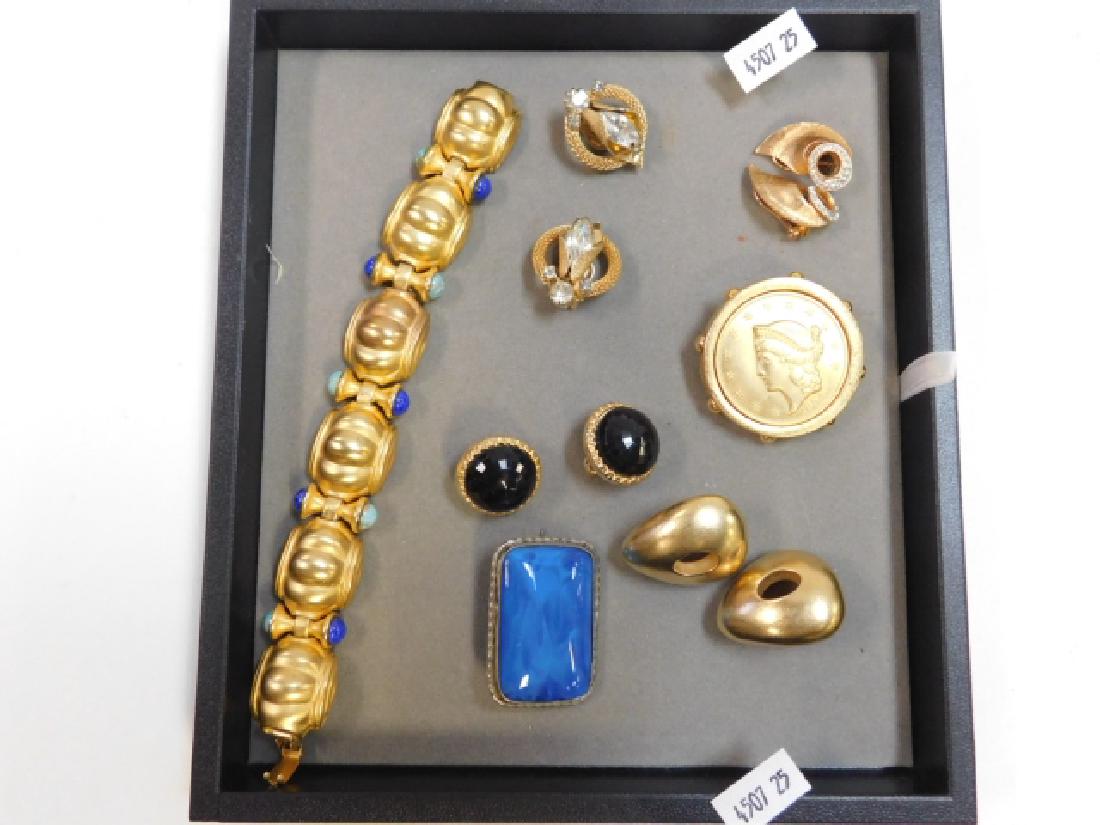 COLLECTION OF COSTUME JEWELRY: EARRINGS, BRACELET, PENDANT, BROOCHES.