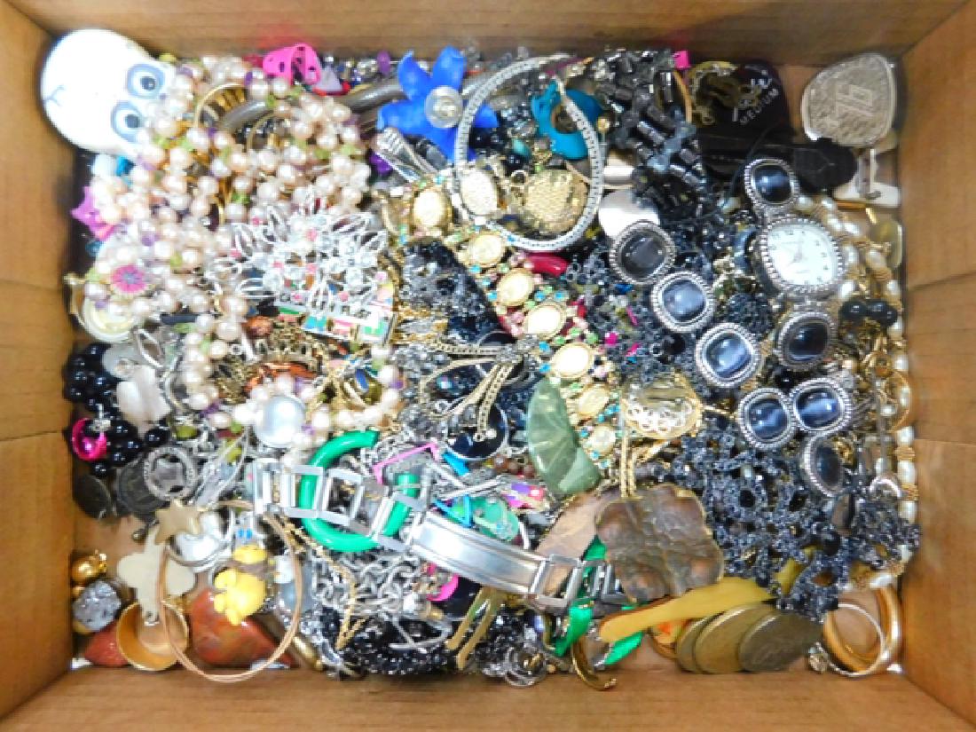 COLLECTION OF VINTAGE JEWELRY: BRACELETS, EARRINGS, PINS, PENDANTS. VERY LARGE LOT. INCLUDES JEWELRY PARTS AND PIECES.