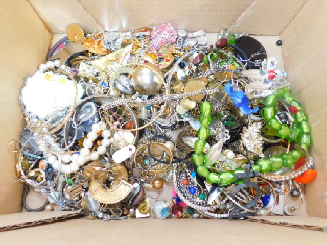 COLLECTION OF VINTAGE JEWELRY (1 of 6)