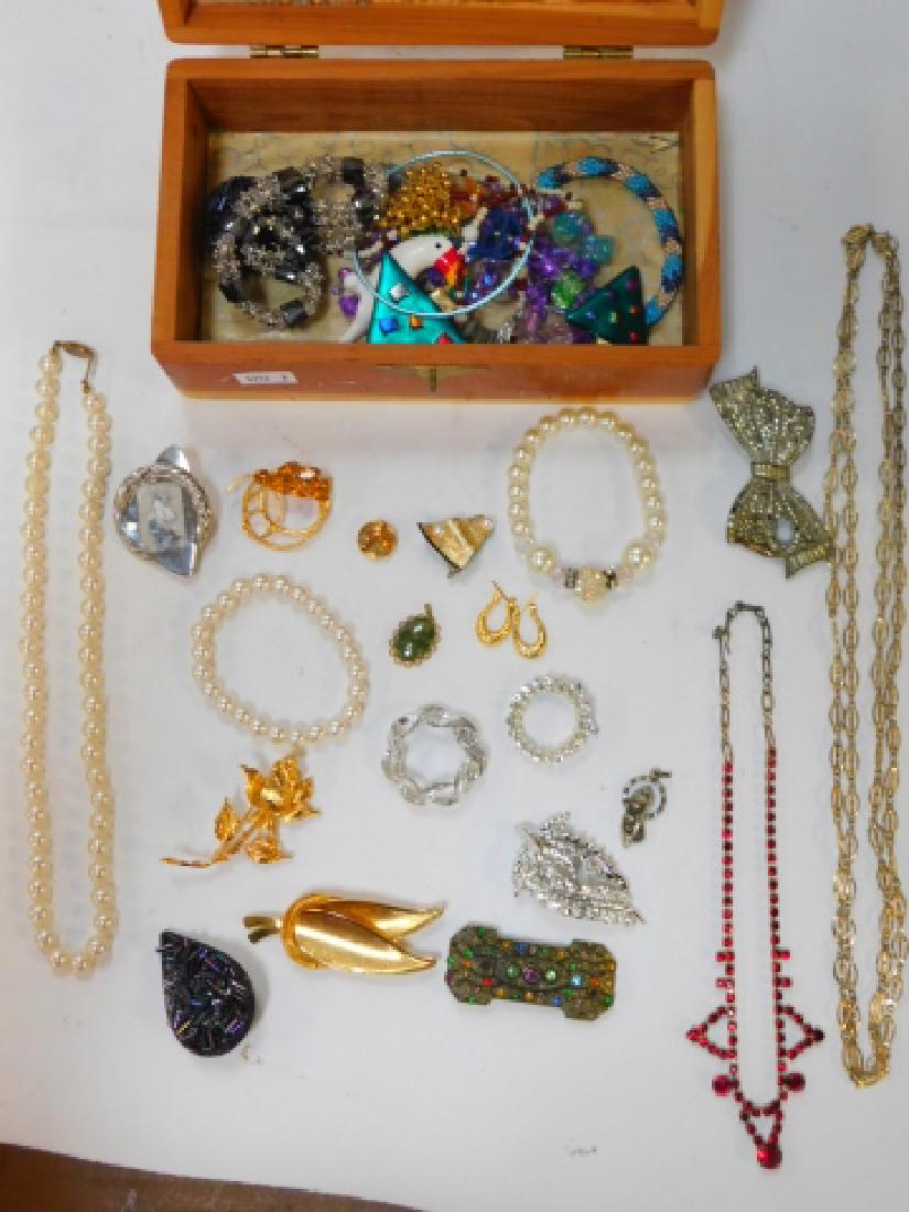 COSTUME JEWELRY WITH BOX (1 of 3)