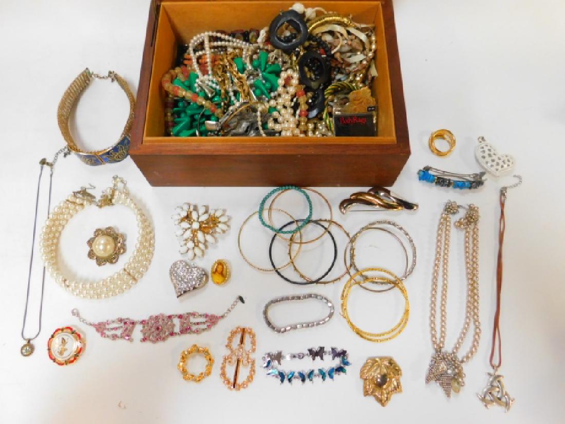 COSTUME JEWELRY WITH BOX (1 of 7)