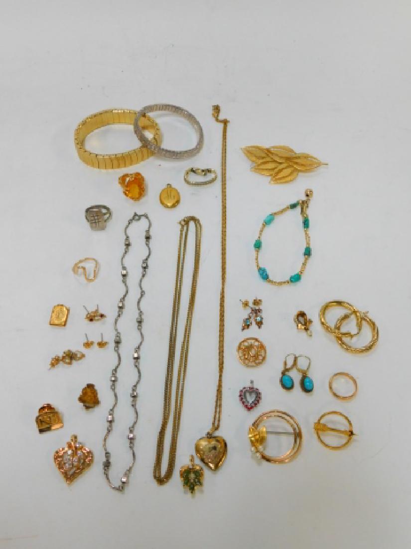 COLLECTION OF VINTAGE JEWELRY: BRACELETS, NECKLACES, RINGS, PIERCED EAR EARRINGS.
