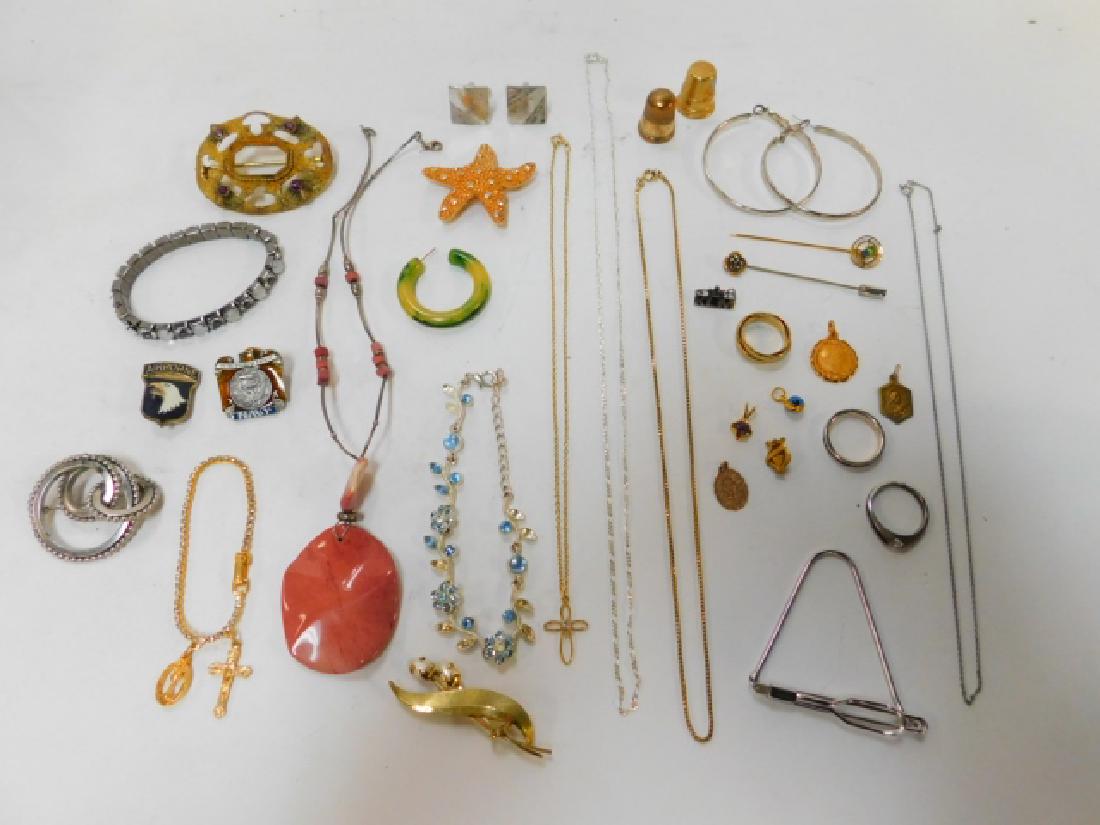 COLLECTION OF VINTAGE JEWELRY: BRACELETS, NECKLACES, RINGS, PINS, AND JEWELRY PARTS AND PIECES.