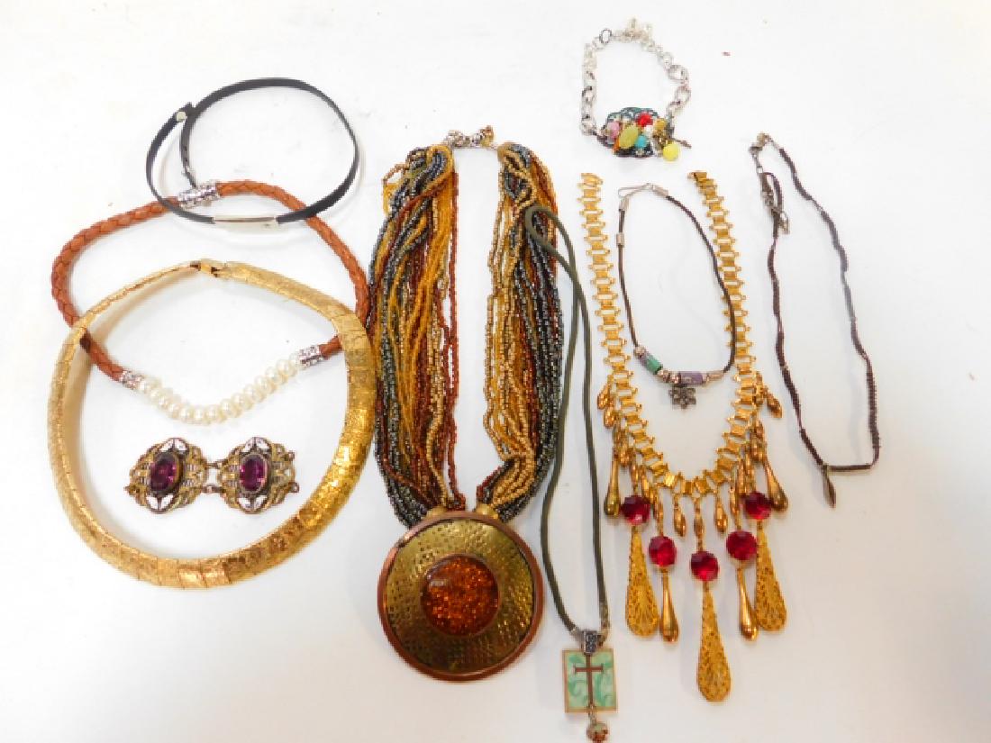 COLLECTION OF VINTAGE JEWELRY: NECKLACES AND BRACELETS.
