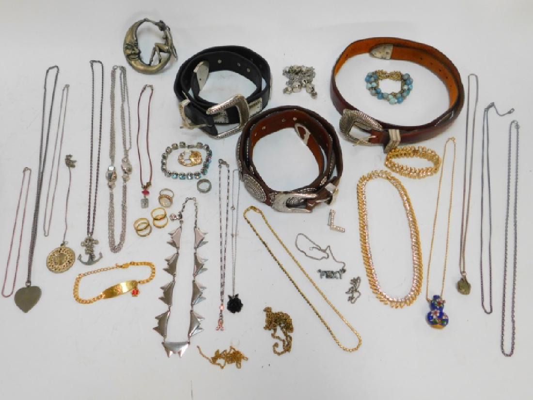 LOT OF COSTUME JEWELRY AND BELTS: NECKLACES, BRACELETS, BELTS, BELT BUCKLE, ALONG WITH JEWELRY PARTS, PIECES, AND BROKEN CHAINS.