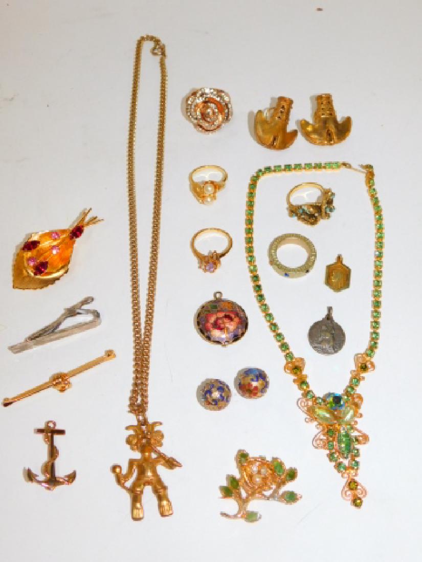 COLLECTION OF VINTAGE JEWELRY: BEAUTIFUL COLLECTION OF VINTAGE JEWELRY. NECKLACES, PINS, PENDANTS, RINGS