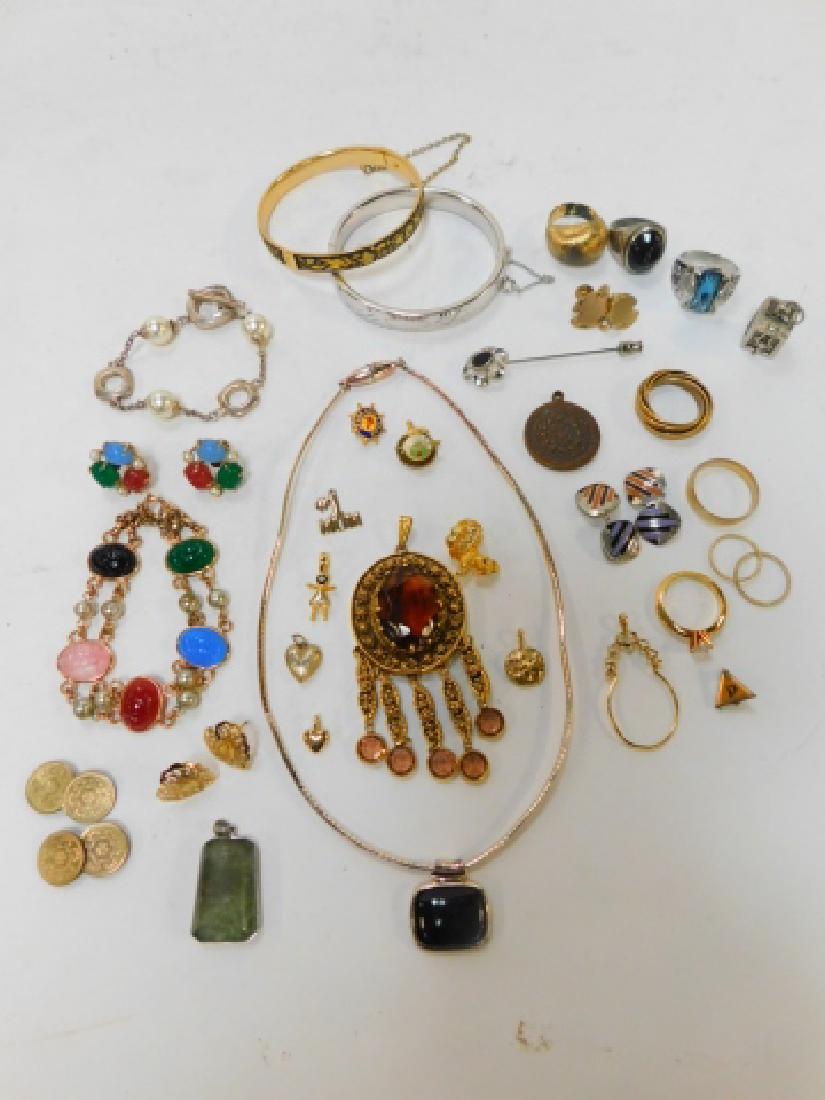 COLLECTION OF VINTAGE JEWELRY: BRACELETS, RINGS, PENDANTS, NECKLACES.