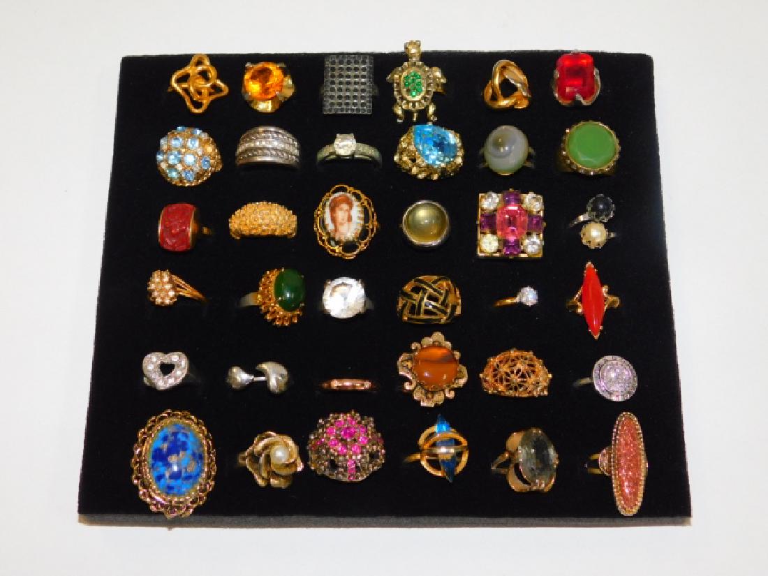 COLLECTION OF COSTUME RINGS: VARIOUS SIZES.