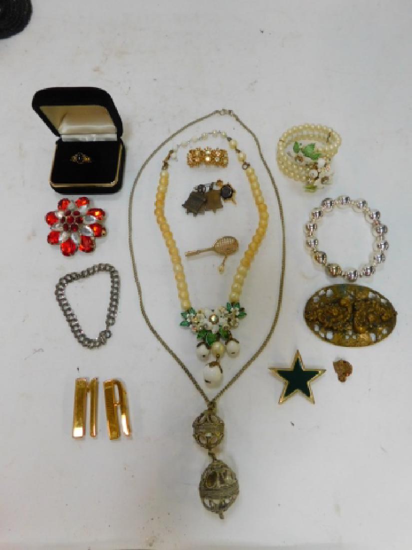 COLLECTION OF VINTAGE COSTUME JEWELRY (1 of 5)