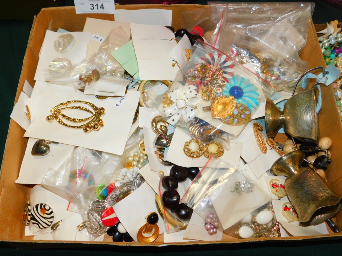 COSTUME JEWELRY: LARGE COLLECTION OF COSTUME JEWELRY. PINS, EARRINGS, AND MORE