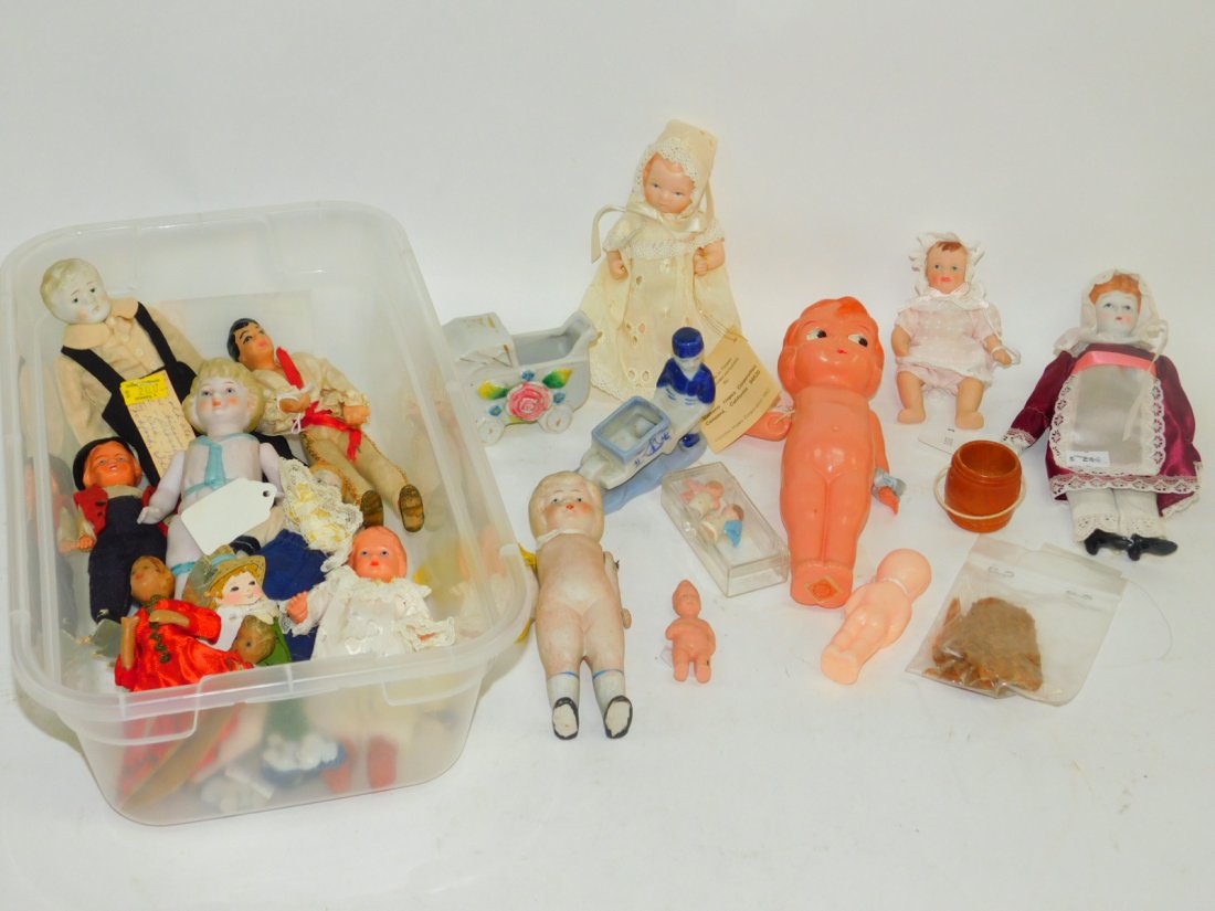 COLLECTION OF PORCELAIN AND PLASTIC DOLLS: ASSORTED, AS SHOWN