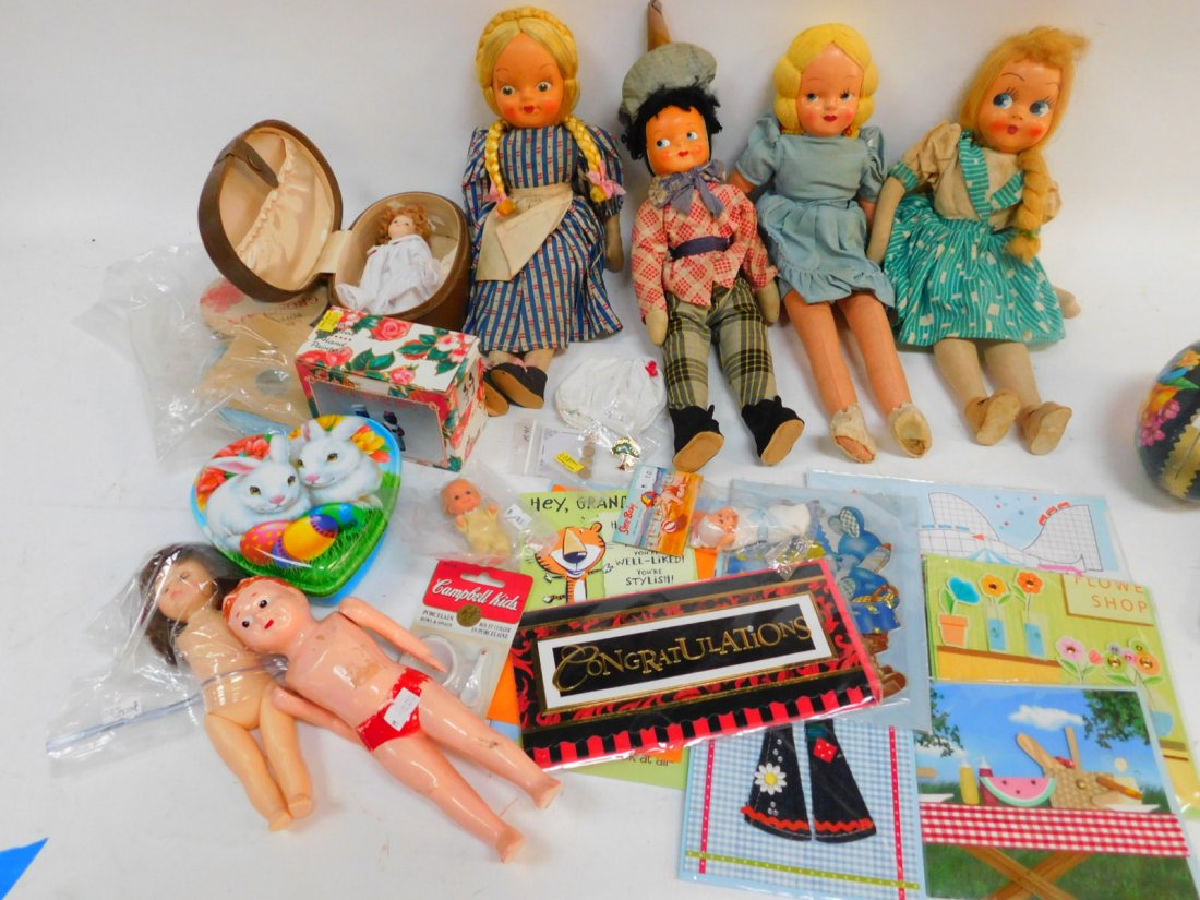 COLLECTION OF DOLLS AND TOYS: PLASTIC AND PORCELAIN DOLLS. WITH GREETING CARDS, AND OTHER TOYS.