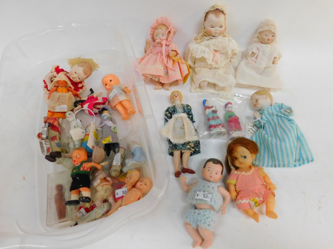 COLLECTION OF PORCELAIN AND PLASTIC DOLLS: DIFFERENT SIZES