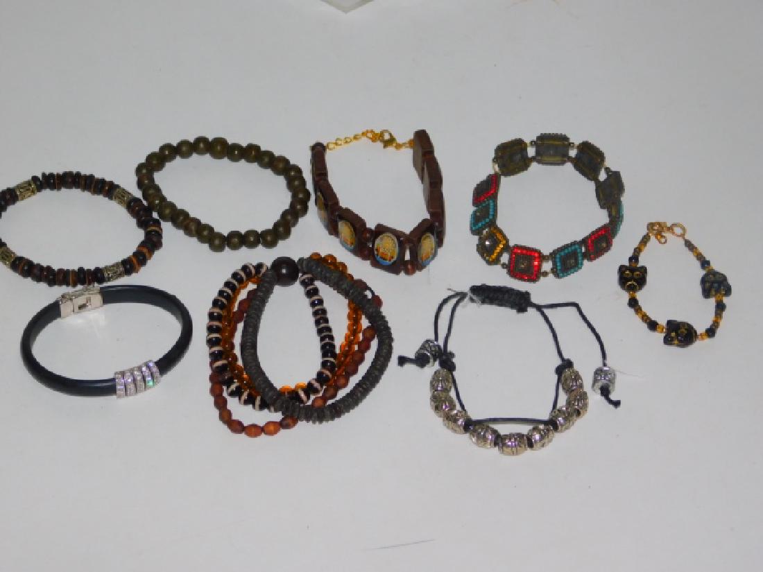 EIGHT COSTUME BRACELETS: BEADED BRACELETS.