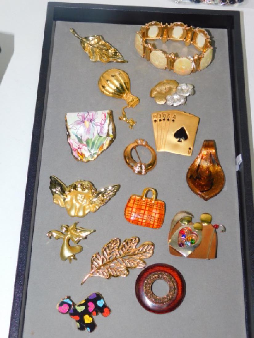 COLLECTION OF COSTUME PINS: BEAUTIFUL VARIETY OF COSTUME PINS