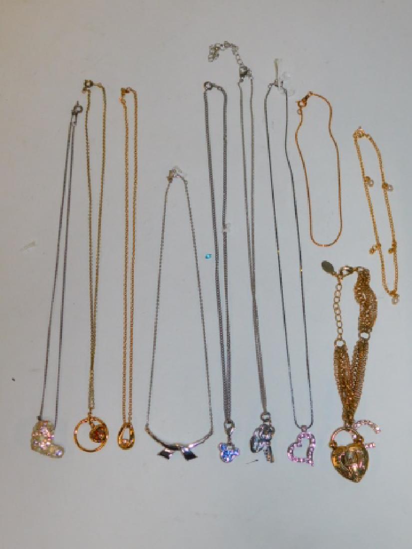 COLLECTION OF COSTUME JEWELRY: NECKLACES AND BRACELETS.