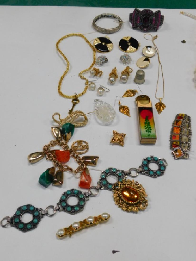 COLLECTION OF COSTUME JEWELRY: NECKLACES, PIERCED AND CLIP ON EARRINGS, BRACELETS AND PINS