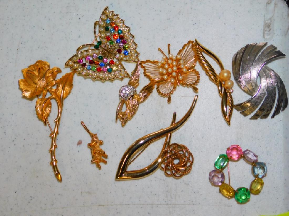 COLLECTION OF COSTUME PINS: LOVELY PINS.